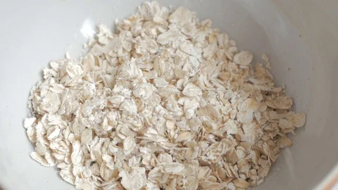 Oatmeal in plate Stockbeeldmateriaal 90627964