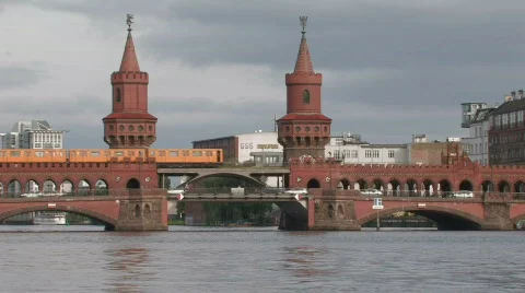 Oberbaum bridge in Berlin Video stock 497602