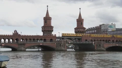 Oberbaum Bridge in Berlin, Germany Vídeo Stock 46610137