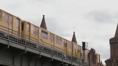 Oberbaum Bridge in Berlin, Germany Vídeo Stock 46610243