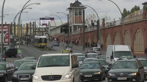 Oberbaum Bridge in Berlin, Germany Vídeo Stock 46610652