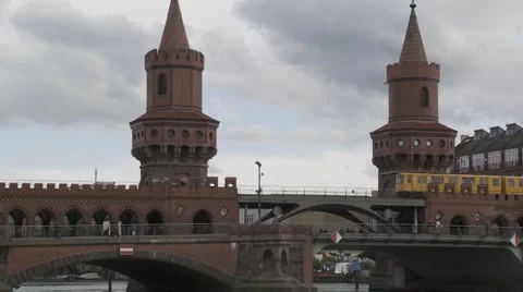 Oberbaum Bridge in Berlin, Germany Vídeo Stock 46610666