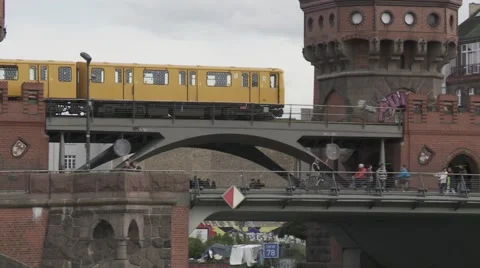 Oberbaum Bridge in Berlin, Germany Vídeo Stock 46610769