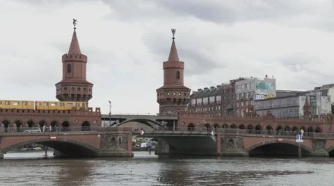 Oberbaum Bridge in Berlin, Germany Vídeo Stock 46612173