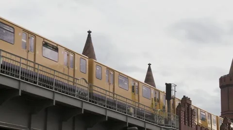 Oberbaum Bridge in Berlin, Germany 動画素材 46612578
