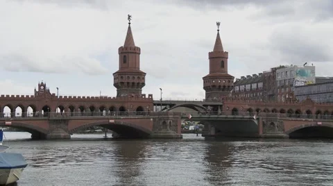 Oberbaum Bridge in Berlin, Germany Vídeo Stock 46612590