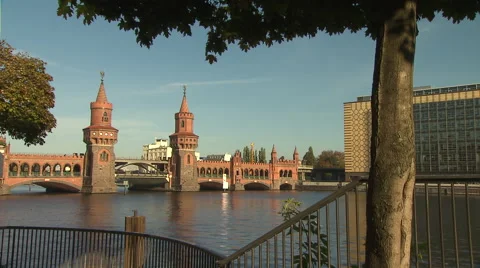 The Oberbaum Bridge, a bridge crossing Berlin's River Spree Video stock 64849255