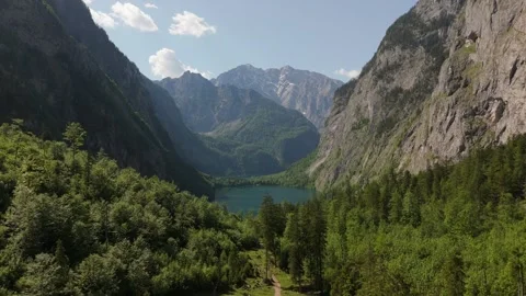 Obersee Emerald Lake Aerial Pullback Reveal Berchtesgaden Germany 스톡 동영상 336394615
