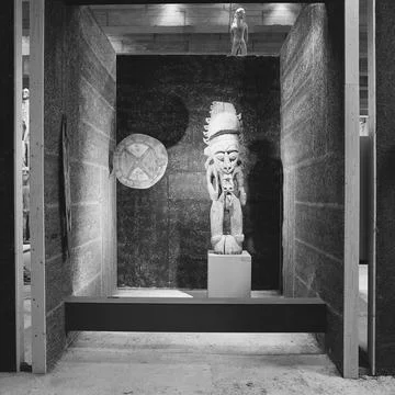 Objects between three panels; Exhibition Papua art in the Rijksmuseum. . C... Foto stock
