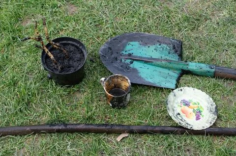 Objects that lay at the bottom of the well before it was cleaned. Foto stock