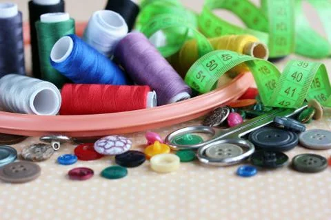 Objects for needlework and sewing: buttons, threads, hoops and scissors Foto stock