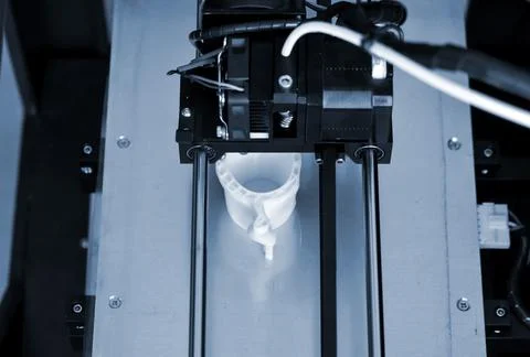 Objects printed by 3d printer. Automatic three dimensional 3d printer performs Foto stock