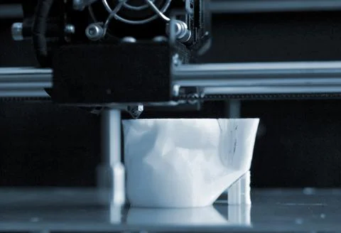 Objects printed by 3d printer. Automatic three dimensional 3d printer performs Foto stock