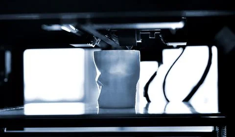 Objects printed by 3d printer. Automatic three dimensional 3d printer performs Foto stock