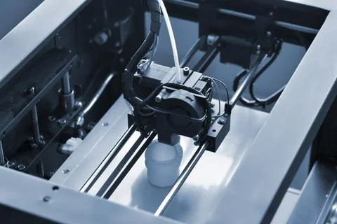 Objects printed by 3d printer. Automatic three dimensional 3d printer performs Foto stock