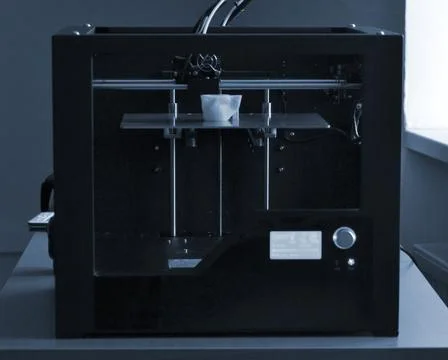 Objects printed by 3d printer. Automatic three dimensional 3d printer performs Foto stock