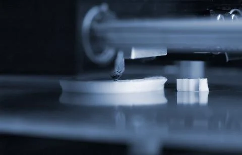 Objects printed by 3d printer. Automatic three dimensional 3d printer performs Foto stock