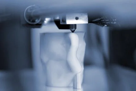 Objects printed by 3d printer. Automatic three dimensional 3d printer performs Foto stock