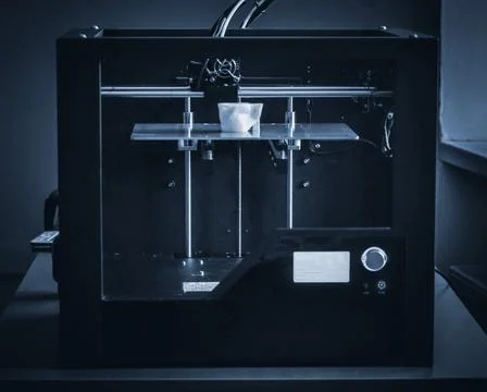 Objects printed by 3d printer. Automatic three dimensional 3d printer performs Foto stock