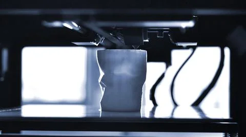 Objects printed by 3d printer. Automatic three dimensional 3d printer performs Foto stock