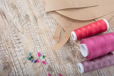 Objects for sewing clothes. Roulette, coil, and patterns on the table Stockfoto's