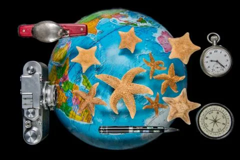 The objects of the traveler: a compass, a clock, a camera, a folding knife wi Foto stock