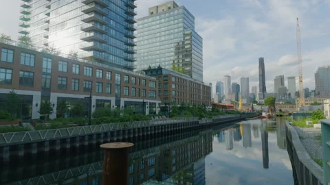 Oblique daytime view of Gowanus Canal and downtown Brooklyn Vídeo Stock 344619583