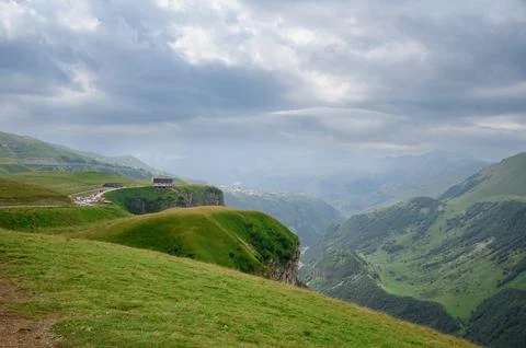 Observation deck on cliff in Caucasus mountains near Gudauri, Georgia. Scenic Stockfoto's