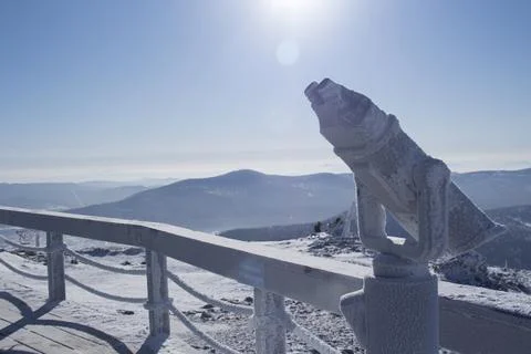 An observation deck in the mountains. Snow-capped mountains. Foto stock