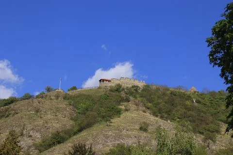 Observation deck over Danube river in Visegrad castle. Woodland slopes leading 库存照片