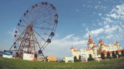 Observation wheel with castle on the sky background timelapse Video stock 91926406