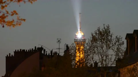 Observatory of the Eiffel Tower illuminated Video stock 142338123