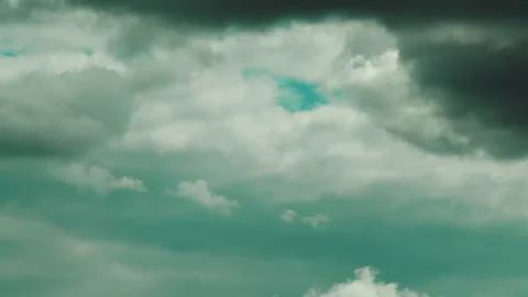 Observe the beautiful transformation of clouds as they shift and change above Vídeos de archivo 309773029