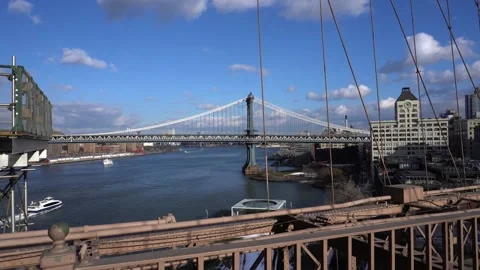 Observing Manhattan Bridge from Brooklyn Bridge Stockbeeldmateriaal 153056575