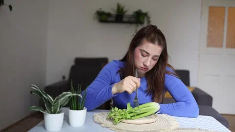 Obsessive calorie focus during mealtime Vidéo 341237025