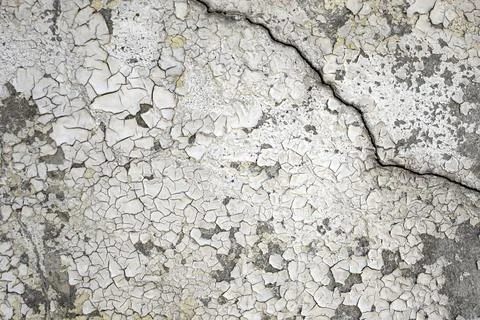 Obsolete backdrop of a cement wall with sun burned while paint, peeling stu.. Foto stock
