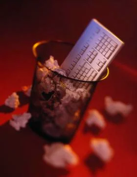 OBSOLETE TECHNOLOGY - OLD COMPUTER KEYBOARD IN WASTE BIN 스톡 사진