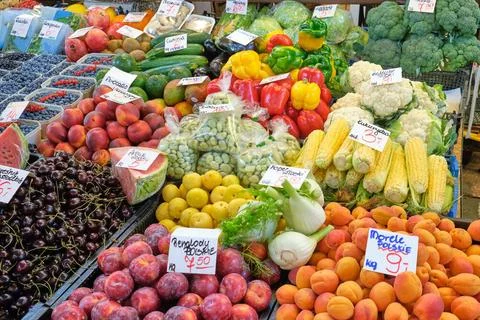 Obst und Gemüse auf einem Markt Obst und Gemüse zum Verkauf auf einem Mark. Stock Photos