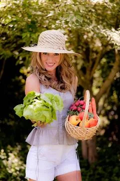  Obst und Gemüse im Korb mit Frau Obst und Gemüse im Korb mit Frau ,model . Stock Photos