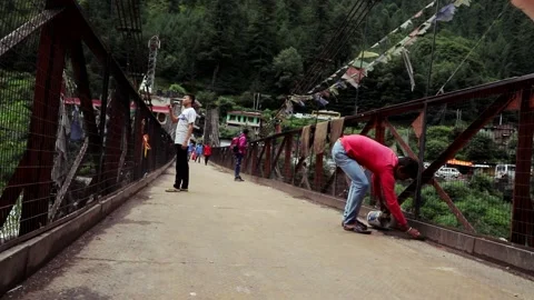 Ocal people walking  on the bridge over the Parvati river in manikaran,kasol. Stock-Footage 143727062