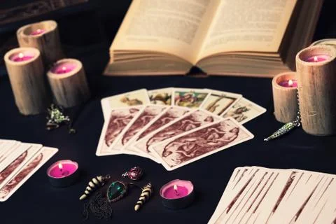 Occult and magic objects on witch table Stockfoto's