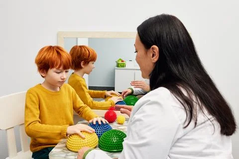 Occupational therapist using sensory integration therapy to improve sensory p Stock-Fotos