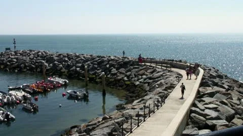 Ocean and harbor wall Vídeo Stock 10719401