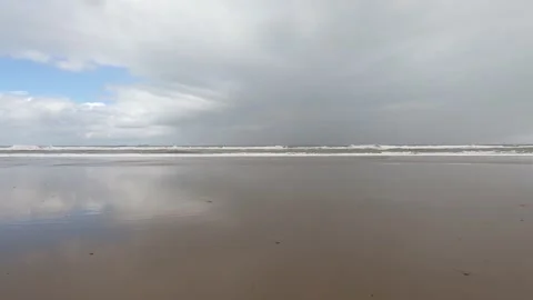 Ocean and sky with clouds, wide horizon moving shot Stock Footage 157287577