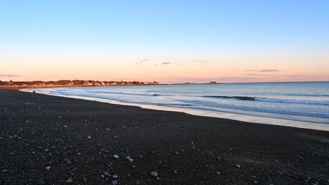 The ocean and waves during sunset in the winter In Massachusetts 库存影片 103439631
