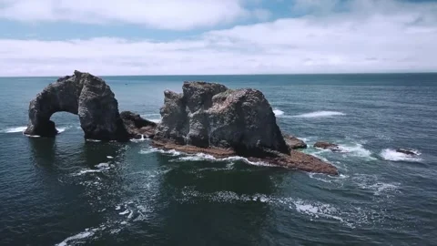 Ocean Arch Rock Formation: A Dramatic Coastal Seascape Video stock 295753306