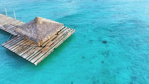 Ocean bay beach background and boat dock, aerial view. Vidéo 252243461