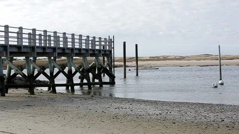 Ocean bay dock with view of water, day. Vídeo Stock 105867103