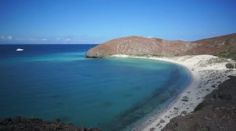 Ocean Bay with White Sandy Beach and Boat in the Water 動画素材 12638139