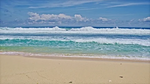 Ocean beach and big waves Vídeo Stock 76891842